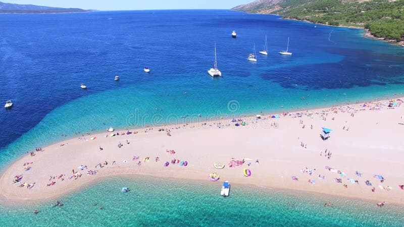 Vista aerea della gente che prende il sole su una spiaggia sabbiosa sull'isola di Brac, Croazia