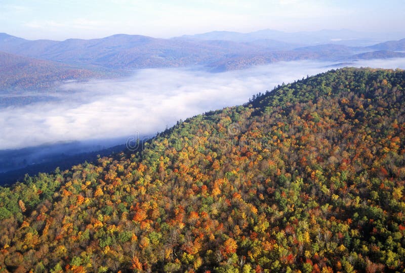 Vista aerea della nebbia di mattina sopra le montagne vicino a Stowe, VT in autunno lungo l'itinerario scenico 100