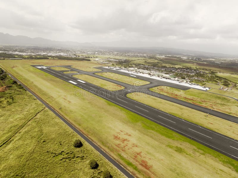 Vista aerea della pista dell'aeroporto internazionale di Hilo, Hawai fotografie stock libere da diritti Vista aerea della pista dell'aeroporto internazionale di Hilo, Hawai fotografie stock libere da diritti