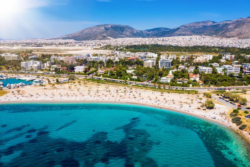 Vista aerea della popolare spiaggia di gylafada, quartiere sud di athens grecia fotografie stock libere da diritti