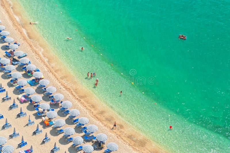 Vista aerea della spiaggia con la gente immagine stock Vista aerea della spiaggia con la gente immagine stock