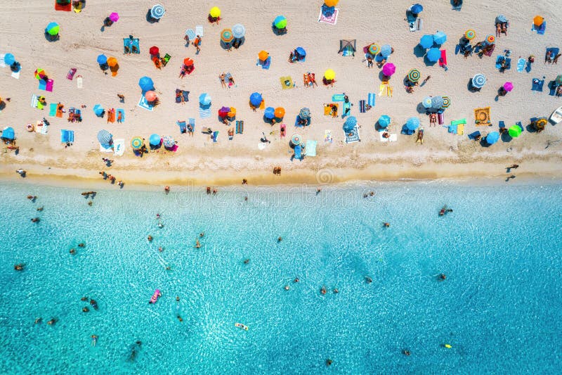 Vista aerea della spiaggia sabbiosa con gli ombrelli ed il mare fotografia stock