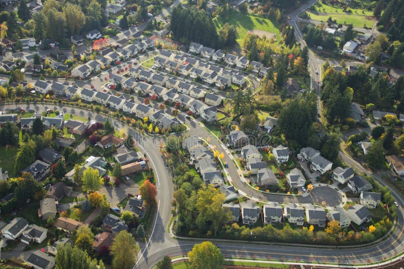 Vista aerea della vicinanza suburbana luminosa