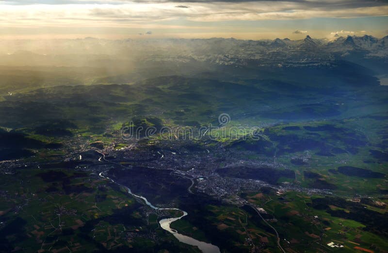 Vista aerea delle alpi e di Berna. Vista dall'aereo, ad elevata altitudine, del Wholensee, della città di Berna e delle alpi nei precedenti. Immagine catturata 04/28/2012.