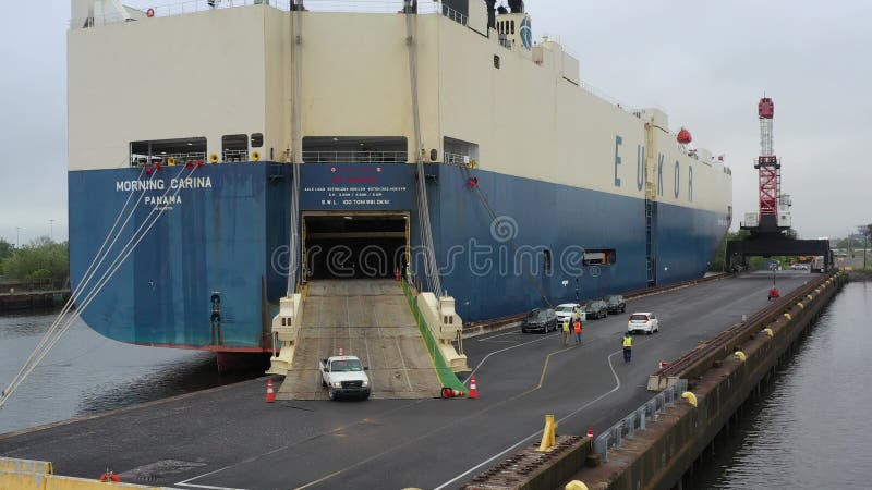 Vista aerea delle automobili che srotolano da un'auto che trasportava una nave