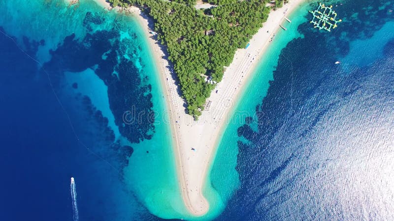 Vista aerea delle barche che passano spiaggia sabbiosa sull'isola di Brac, Croazia