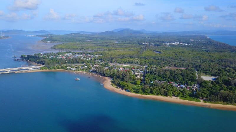 Vista aerea delle barche con gli alberi forestali naturali, la sabbia, la spiaggia tropicale e le onde rotolanti nella riva, baia fotografia stock libera da diritti Vista aerea delle barche con gli alberi forestali naturali, la sabbia, la spiaggia tropicale e le onde rotolanti nella riva, baia fotografia stock libera da diritti