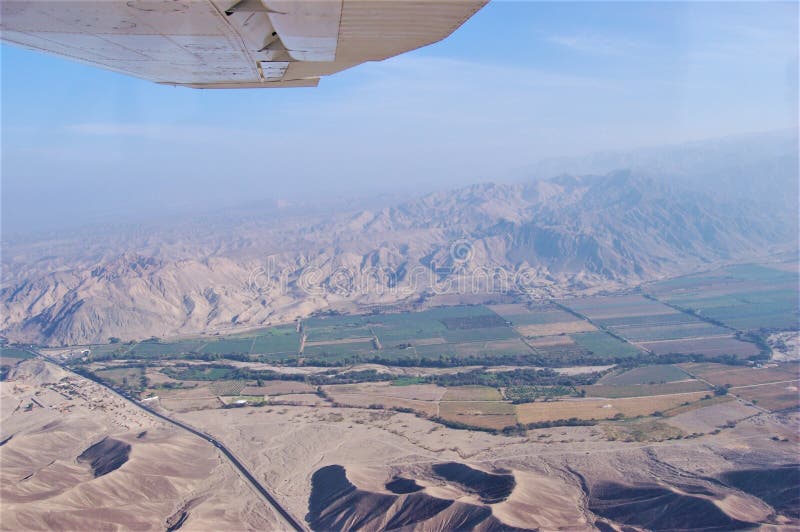 Vista aerea delle famose linee nazca da un piccolo aereo