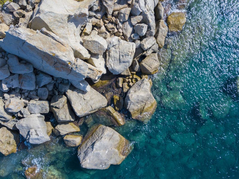 Vista aerea delle rocce sul mare Panoramica del fondale marino visto da sopra
