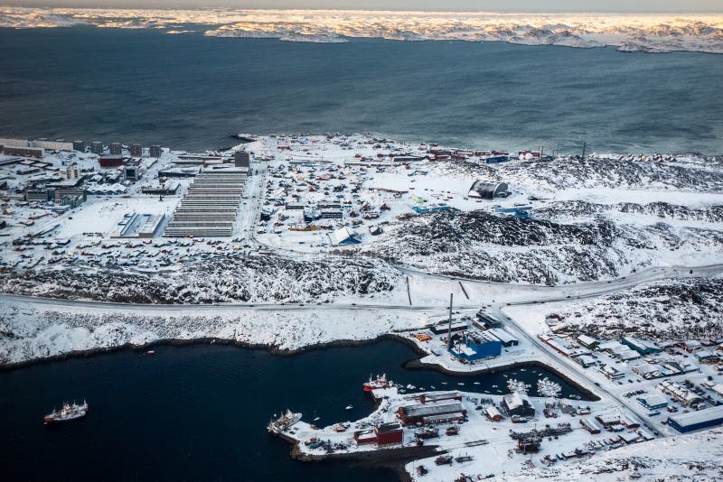 Vista aerea delle vie fiordo, portuali e nevicate della capitale groenlandese Nuuk City, Groenlandia immagini stock libere da diritti Vista aerea delle vie fiordo, portuali e nevicate della capitale groenlandese Nuuk City, Groenlandia immagini stock libere da diritti