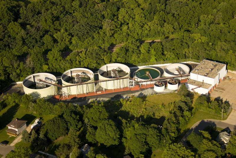 Vista aerea dello stabilimento di trasformazione delle acque di rifiuto immagini stock libere da diritti Vista aerea dello stabilimento di trasformazione delle acque di rifiuto immagini stock libere da diritti