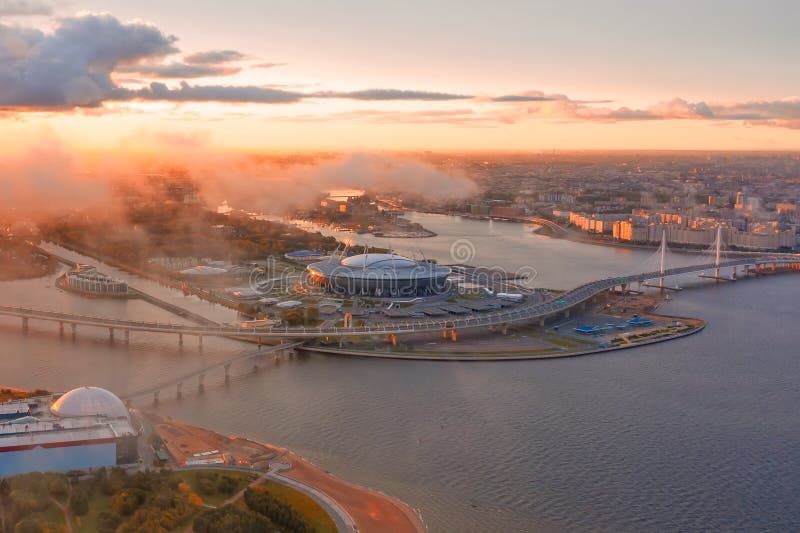 Vista aerea dello stadio Zenit Arena panorama costa del Golfo di Finlandia e delle isole della città, nuvole di nebbia mattutina fotografia stock libera da diritti Vista aerea dello stadio Zenit Arena panorama costa del Golfo di Finlandia e delle isole della città, nuvole di nebbia mattutina fotografia stock libera da diritti