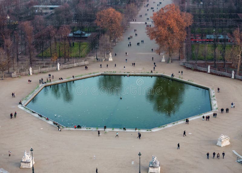 Vista aerea dello stagno del giardino di Tuileries a Parigi, Francia immagine stock Vista aerea dello stagno del giardino di Tuileries a Parigi, Francia immagine stock