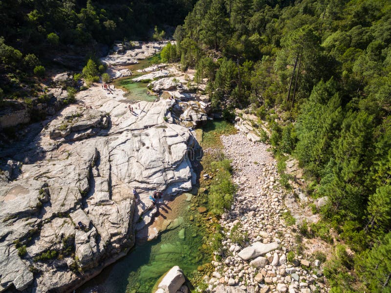 Vista aerea dello stagno naturale di Cavu vicino a Tagliu Rossu e a Sainte L fotografia stock libera da diritti Vista aerea dello stagno naturale di Cavu vicino a Tagliu Rossu e a Sainte L fotografia stock libera da diritti