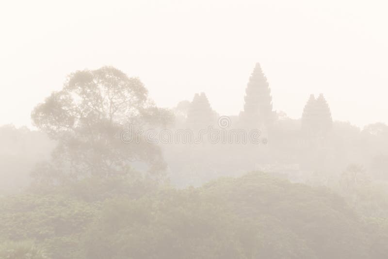 Vista aerea di Angkor Wat in foschia immagini stock libere da diritti Vista aerea di Angkor Wat in foschia immagini stock libere da diritti