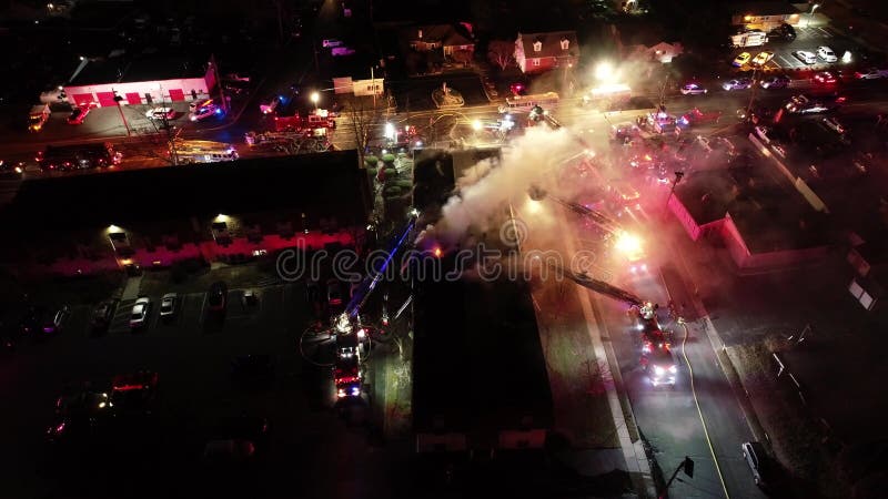 Vista aerea di autocarri e apparecchi antincendio sulla scena dell'incendio di una struttura