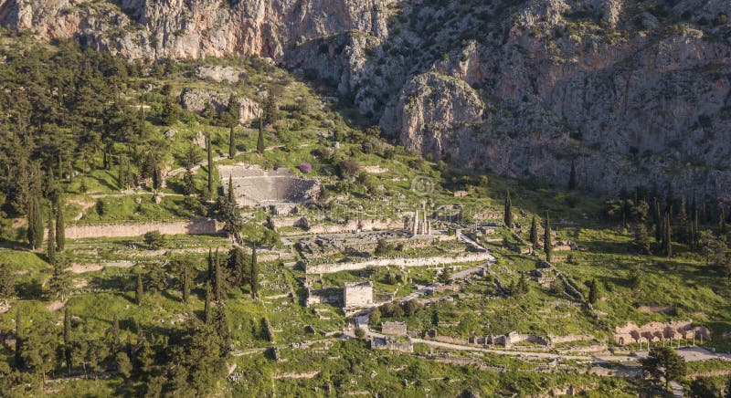 Vista aerea di Delfi antica, il santuario famoso in Grecia centrale immagini stock Vista aerea di Delfi antica, il santuario famoso in Grecia centrale immagini stock