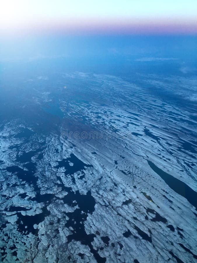 Vista aerea di ghiaccio che galleggia sul mare fotografia stock Vista aerea di ghiaccio che galleggia sul mare fotografia stock