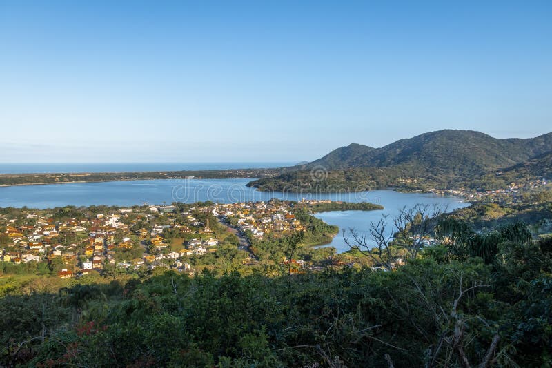 Vista aerea di Lagoa da Conceicao e canto da Lagoa - Florianopolis, Santa Catarina, Brasile fotografia stock Vista aerea di Lagoa da Conceicao e canto da Lagoa - Florianopolis, Santa Catarina, Brasile fotografia stock