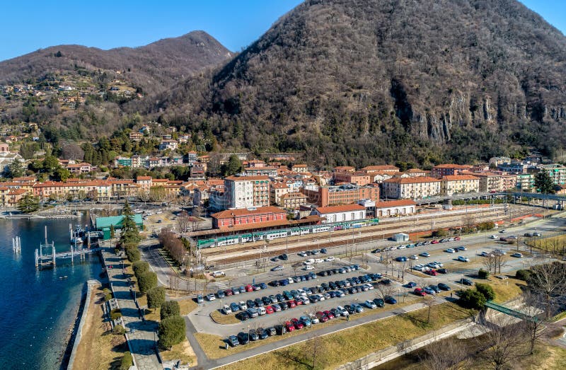Vista aerea di Laveno Mombello sulla costa del lago Maggiore, Italia fotografie stock libere da diritti Vista aerea di Laveno Mombello sulla costa del lago Maggiore, Italia fotografie stock libere da diritti