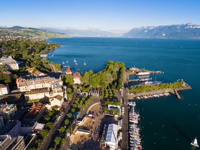 Vista aerea di lungomare di Ouchy a Losanna, Svizzera immagini stock libere da diritti Vista aerea di lungomare di Ouchy a Losanna, Svizzera immagini stock libere da diritti