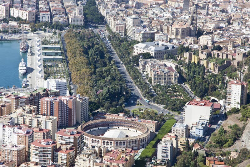 Vista aerea di Malaga del centro con il suo anello del toro. fotografia stock Vista aerea di Malaga del centro con il suo anello del toro. fotografia stock