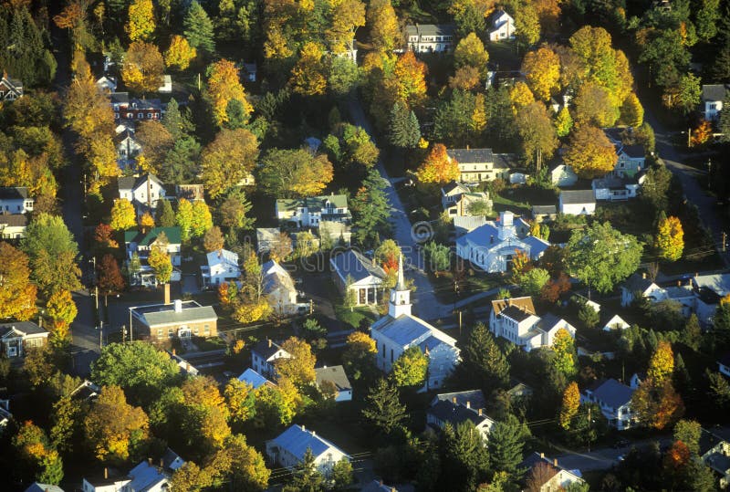 Vista aerea di Morrisville, VT in autunno sull'itinerario scenico 100 al tramonto fotografia stock libera da diritti Vista aerea di Morrisville, VT in autunno sull'itinerario scenico 100 al tramonto fotografia stock libera da diritti