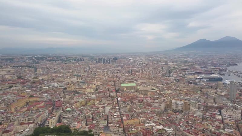 Vista aerea di Napoli, video colpo su un fuco Vista panoramica della citt? Volo di un fuco sopra la trascuratezza di Napoli