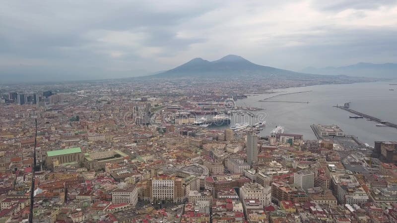 Vista aerea di Napoli, video colpo su un fuco Volo di un fuco sopra Napoli che trascura la baia ed il Vesuvio