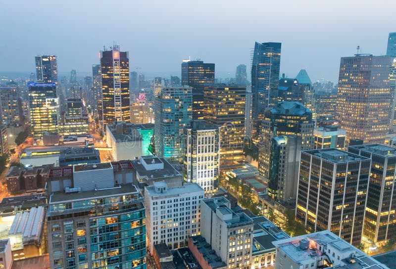 Vista aerea di notte dei grattacieli di Vancouver dal tetto della città - B immagine stock Vista aerea di notte dei grattacieli di Vancouver dal tetto della città - B immagine stock