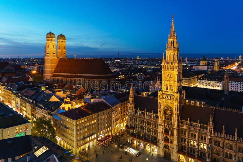 Vista aerea di nuovo municipio e Marienplatz alla notte, Munic immagine stock Vista aerea di nuovo municipio e Marienplatz alla notte, Munic immagine stock