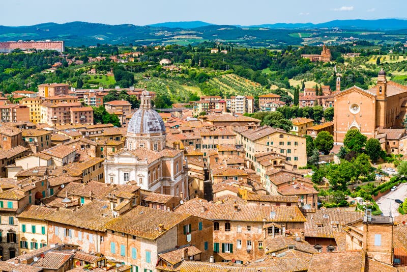 Vista aerea di paesaggio urbano di Siena la città superiore della collina immagine stock libera da diritti Vista aerea di paesaggio urbano di Siena la città superiore della collina immagine stock libera da diritti
