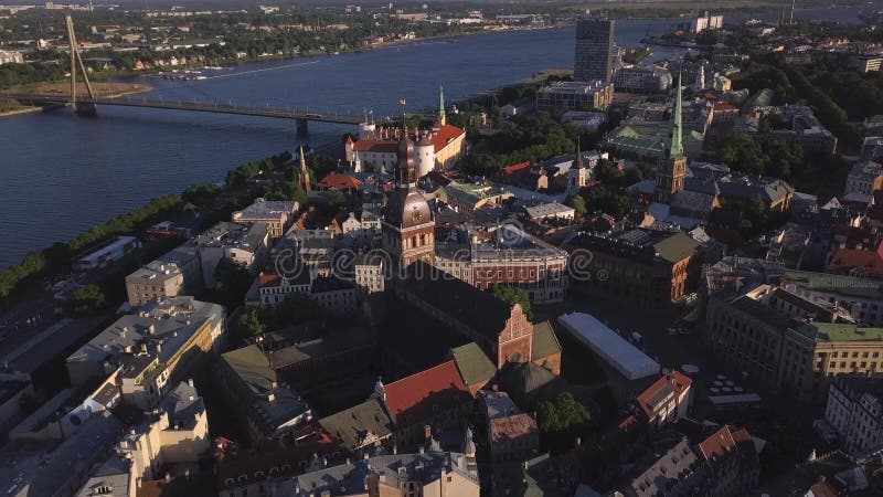 Vista aerea di paesaggio urbano sulla vecchia città con la cattedrale della cupola ed il fiume di Daugava nella città di Riga, Le