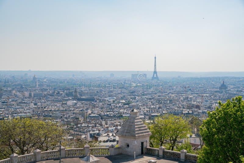 Vista aerea di pomeriggio della torre Eiffel famosa e del citypscape del centro fotografia stock libera da diritti Vista aerea di pomeriggio della torre Eiffel famosa e del citypscape del centro fotografia stock libera da diritti