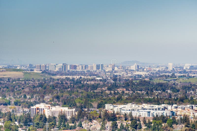 Vista aerea di San José del centro un chiaro giorno, Silicon Valley, California immagine stock libera da diritti Vista aerea di San José del centro un chiaro giorno, Silicon Valley, California immagine stock libera da diritti