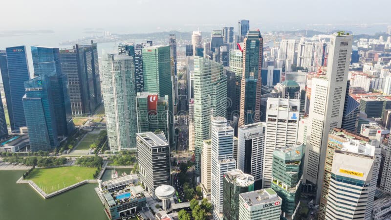 Vista aerea di singapore città centro città distretto finanziario con trasporto auto. concetto di vita della città asiatica