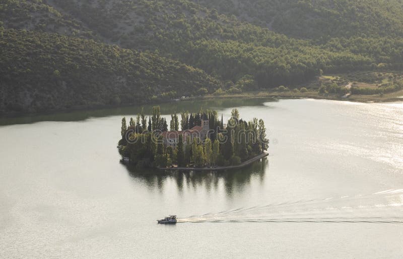 Vista aerea di stupore del monastero di Visovac sull'isola di Visovac a tempo di tramonto Il Croatia fotografie stock Vista aerea di stupore del monastero di Visovac sull'isola di Visovac a tempo di tramonto Il Croatia fotografie stock