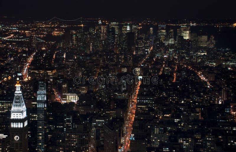 Vista aerea di stupore di notte di NYC Distretto di Manhattan fotografie stock libere da diritti Vista aerea di stupore di notte di NYC Distretto di Manhattan fotografie stock libere da diritti
