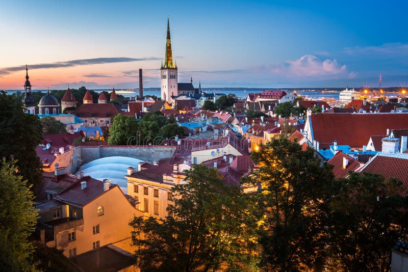 Vista aerea di Tallinn Città Vecchia nella sera, Tallinn immagini stock Vista aerea di Tallinn Città Vecchia nella sera, Tallinn immagini stock