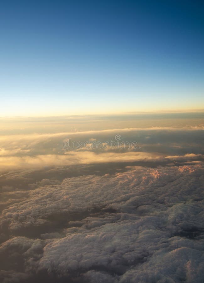 Vista aerea di un'alba nuvolosa fotografia stock libera da diritti Vista aerea di un'alba nuvolosa fotografia stock libera da diritti