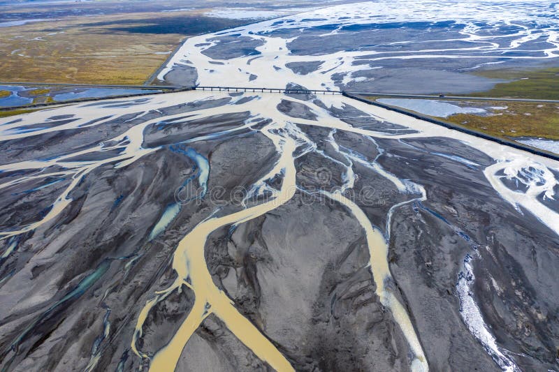 Vista aerea di un letto e delle correnti dell'acqua in Islanda