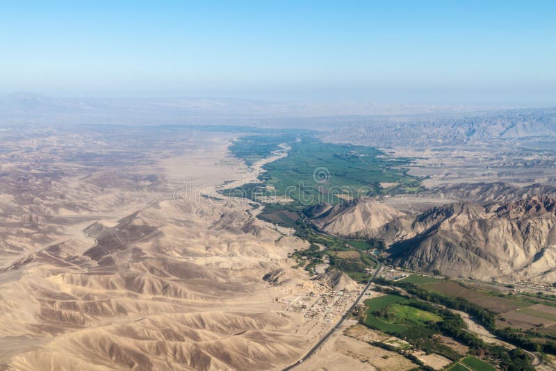 Vista aerea di una valle verde vicino a Nazca, per
