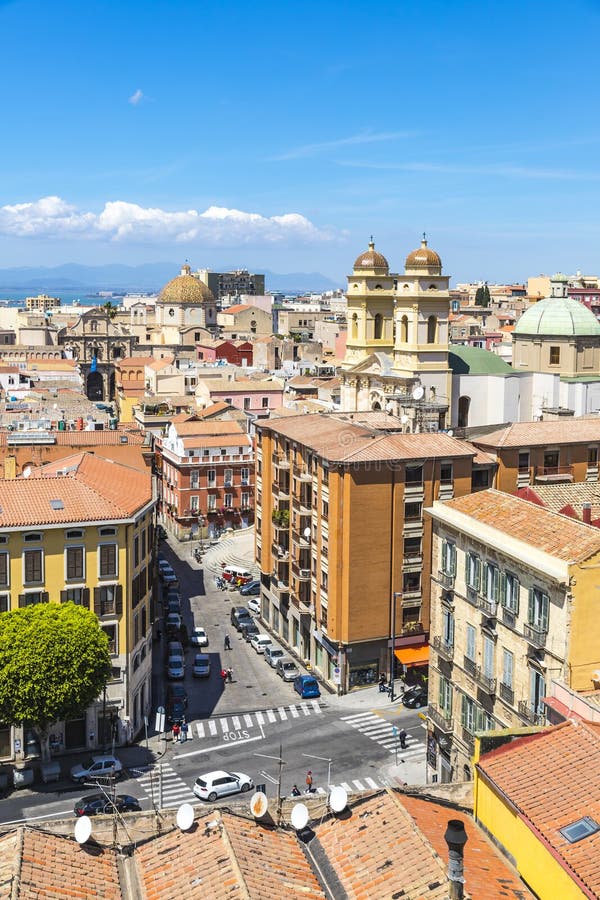 Vista aerea di vecchia città di Cagliari, Sardegna, Italia fotografie stock libere da diritti Vista aerea di vecchia città di Cagliari, Sardegna, Italia fotografie stock libere da diritti