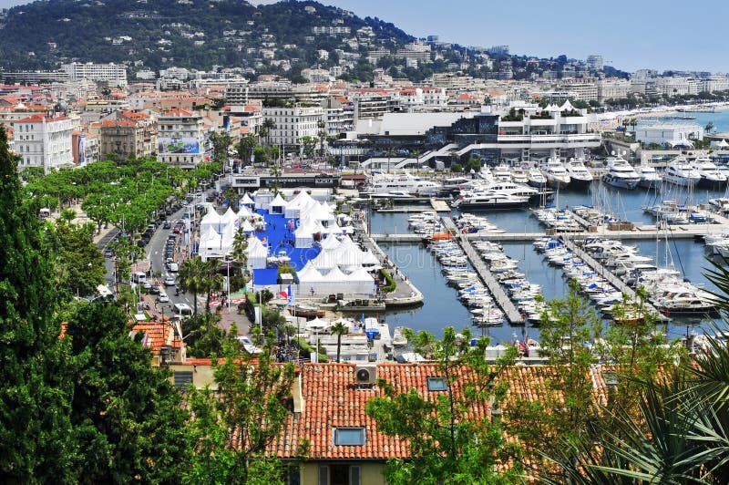 Vista aerea di vecchio porto e del porticciolo di Cannes, Francia fotografia stock Vista aerea di vecchio porto e del porticciolo di Cannes, Francia fotografia stock