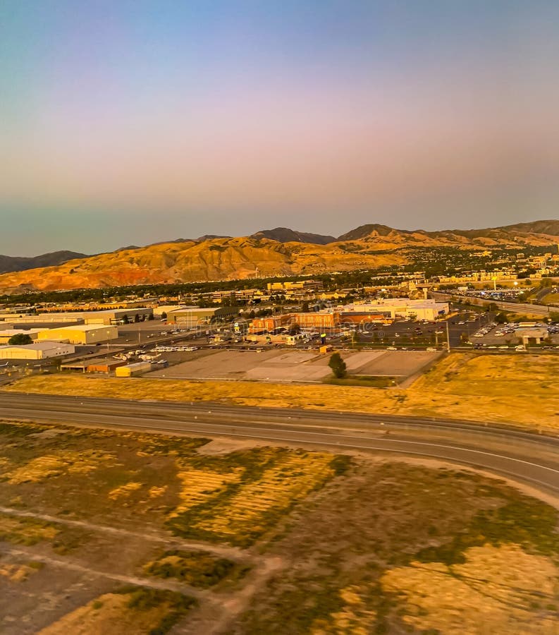 Vista aerea dopo il tramonto di un insediamento desertico in qualche parte dell'UTAH immagine stock libera da diritti Vista aerea dopo il tramonto di un insediamento desertico in qualche parte dell'UTAH immagine stock libera da diritti