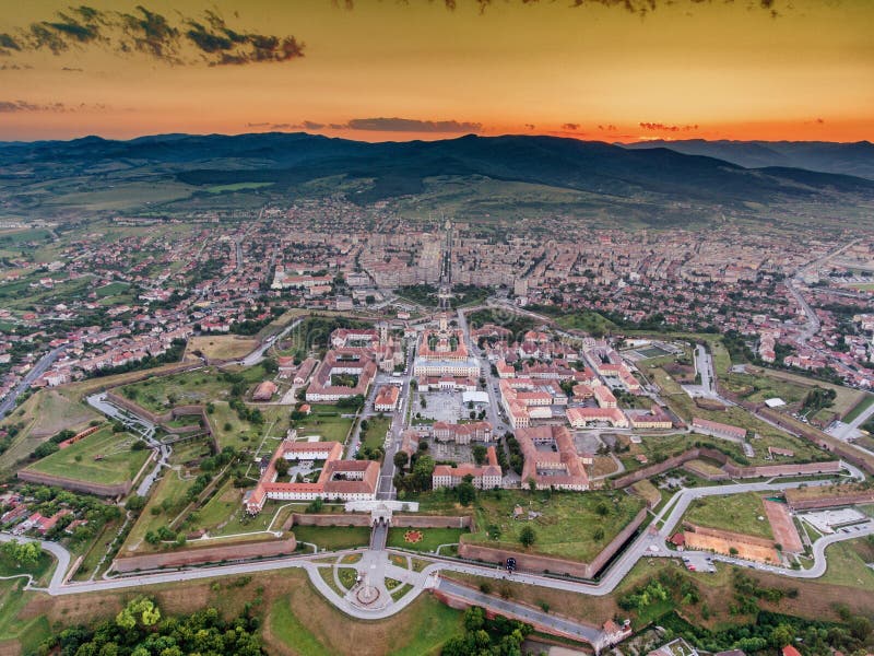 Vista aerea medievale della fortezza di Alba Iulia al tramonto fotografie stock libere da diritti Vista aerea medievale della fortezza di Alba Iulia al tramonto fotografie stock libere da diritti