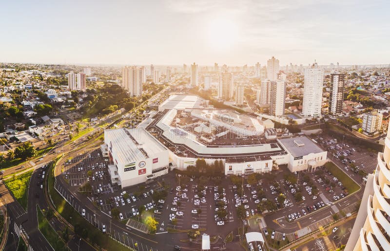 Vista aerea panoramica dalla città, dal viale principale e dallo Sho fotografia stock libera da diritti Vista aerea panoramica dalla città, dal viale principale e dallo Sho fotografia stock libera da diritti