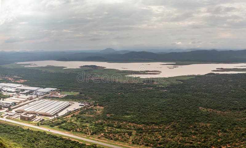 Vista aerea panoramica dei sobborghi della città di Gaborone circondati da savana e lago sullo sfondo, Gaborone, Botswana, Africa immagini stock libere da diritti Vista aerea panoramica dei sobborghi della città di Gaborone circondati da savana e lago sullo sfondo, Gaborone, Botswana, Africa immagini stock libere da diritti