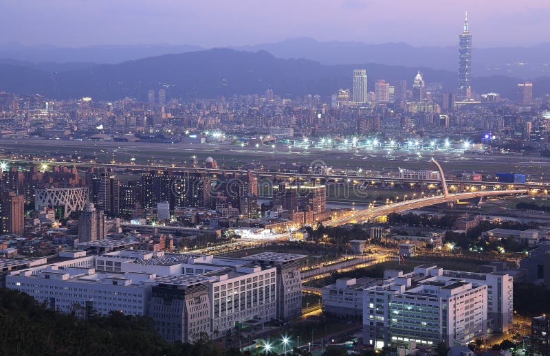 Vista aerea panoramica della città occupata di Taipei immagini stock libere da diritti Vista aerea panoramica della città occupata di Taipei immagini stock libere da diritti