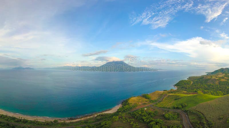 Vista aerea panoramica di Gunung Ile Boleng Adonara, Flores, Indonesia immagini stock Vista aerea panoramica di Gunung Ile Boleng Adonara, Flores, Indonesia immagini stock